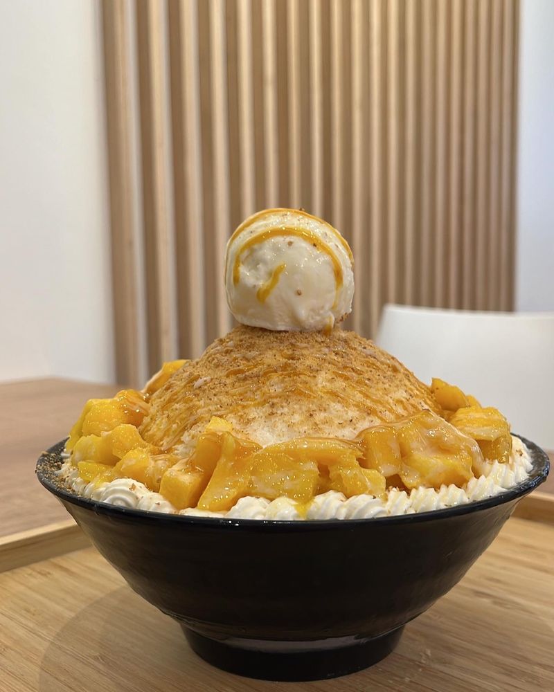 Mango cheesecake bingsu